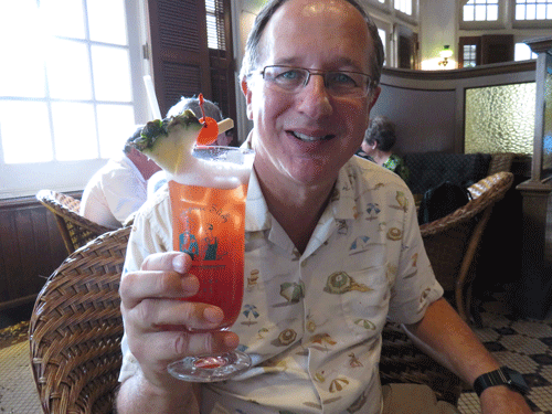 Singapore-Sling-in-the-Long-Bar.gif
